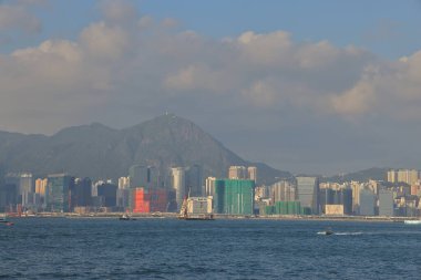 Güneş liman ve mimariyi aydınlattı, Hong Kong, 26 Eylül 2021 