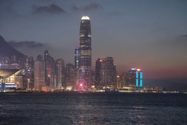 Gece aydınlandı Hong Kong ve Victoria Limanı, 26 Eylül 2021 