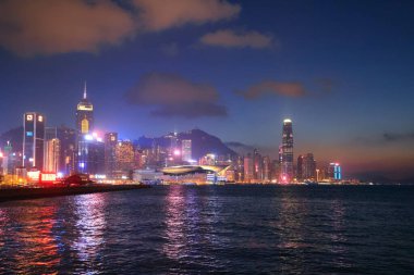 Gece aydınlandı Hong Kong ve Victoria Limanı, 26 Eylül 2021 