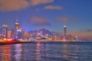 Gece aydınlandı Hong Kong ve Victoria Limanı, 26 Eylül 2021 