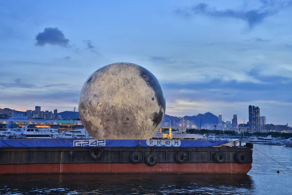 Enorme Installazione Luna Incandescente Kwun Tong Typhoon Shelter Settembre 2021 — Foto Stock