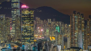 Kültür ve neon ışıklı kalabalık bir alışveriş merkezi.