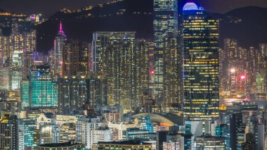 Kültür ve neon ışıklı kalabalık bir alışveriş merkezi.