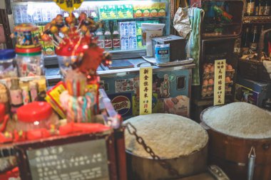 Kırmızı kavanozların olduğu küçük bir dükkanda yoğun şeker ve abur cubur sergisi