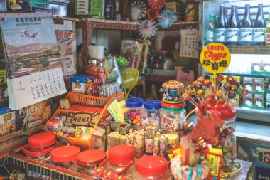 Kırmızı kavanozların olduğu küçük bir dükkanda yoğun şeker ve abur cubur sergisi