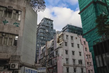 Yıpranmış apartman blokları işlek bir şehir caddesi, pembe ve gri cepheli