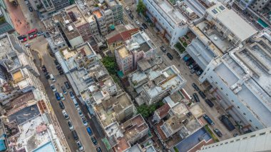 Kowloon 'daki eski apartman mimarisi ve sokak hayatı