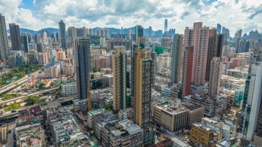 Kowloon 'daki eski apartman mimarisi ve sokak hayatı