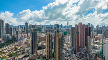 Kowloon 'daki eski apartman mimarisi ve sokak hayatı