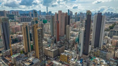 Kowloon 'daki eski apartman mimarisi ve sokak hayatı