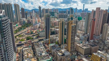 Kowloon 'daki eski apartman mimarisi ve sokak hayatı