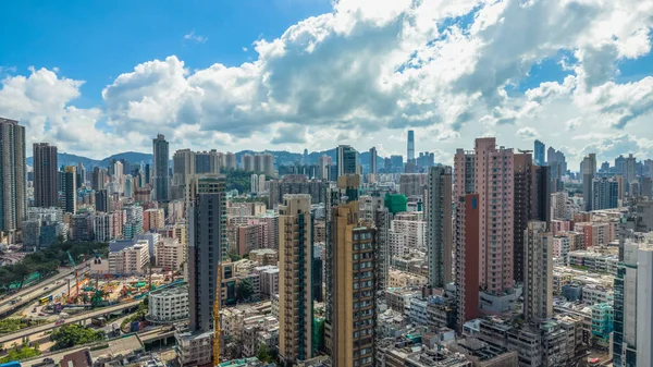 Kowloon 'daki eski apartman mimarisi ve sokak hayatı