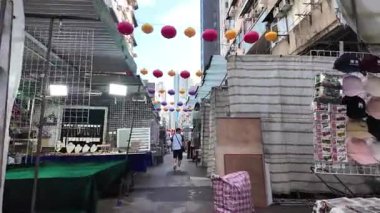 Temple Caddesi 'ndeki Canlı Gece Pazarı Sahnesi, 1 Ekim 2025