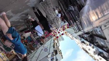 Temple Caddesi 'ndeki Canlı Gece Pazarı Sahnesi, 1 Ekim 2025