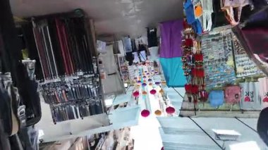 Temple Caddesi 'ndeki Canlı Gece Pazarı Sahnesi, 1 Ekim 2025