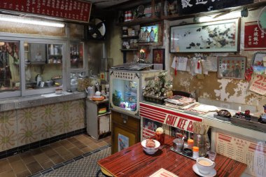 A hearty bowl of rice topped with glazed meat sits