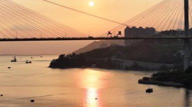 Ting Kau Askı Köprüsü üzerinde Altın Gün Batımı, 7 Ekim 2025