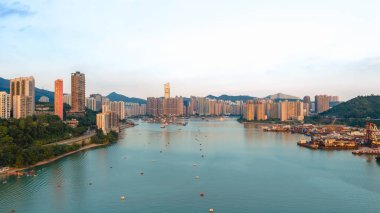 Sakin sahil, yerel cazibe, deniz ve ufuk çizgisi manzarası