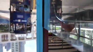 Shau Kei Wan caddelerinden geçen tarihi tramvay, 18 Ekim 2025