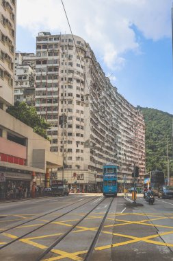 Tramvaylar ve yayalar geçen şehir manzarası