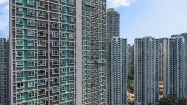 Coşkulu Quarry Bay bölgesinde yüksek binalarda yaşıyor.