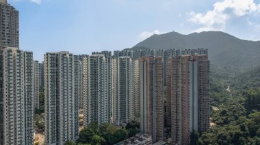 Coşkulu Quarry Bay bölgesinde yüksek binalarda yaşıyor.