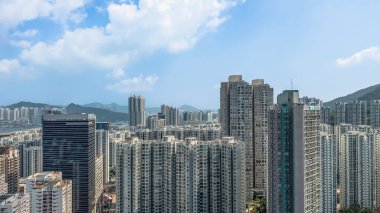 Coşkulu Quarry Bay bölgesinde yüksek binalarda yaşıyor.