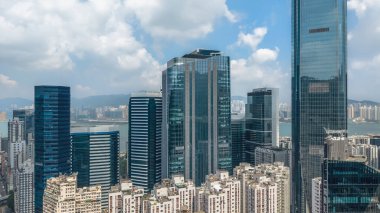 Eski çatı katları modern şehir siluetine zıt.