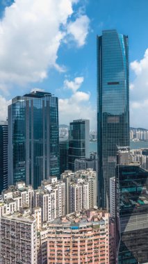 Eski çatı katları modern şehir siluetine zıt.