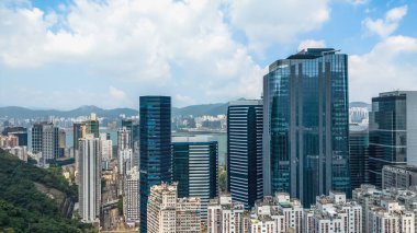 Eski çatı katları modern şehir siluetine zıt.