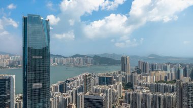 Eski çatı katları modern şehir siluetine zıt.