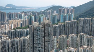 Topluluk eğlence parkı yeşillik ve kentsel görüşler sunuyor