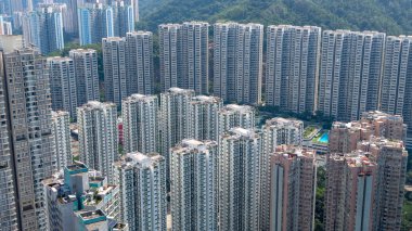 Topluluk eğlence parkı yeşillik ve kentsel görüşler sunuyor