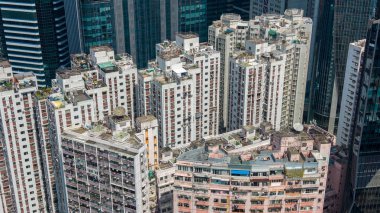 Coşkulu Quarry Bay bölgesinde yüksek binalarda yaşıyor.