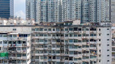 Eski çatı katları modern şehir siluetine zıt.