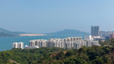 Kıyı konutları panoramik liman manzarası sunuyor