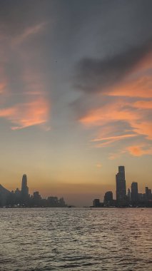 Büyüleyici alacakaranlık şehrinin altında sakin liman manzarası