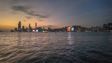 Büyüleyici alacakaranlık şehrinin altında sakin liman manzarası