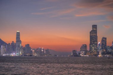 Sakin günbatımı şehir ufkunu çiziyor siluetli gökdelenler liman boyunca dikilirken