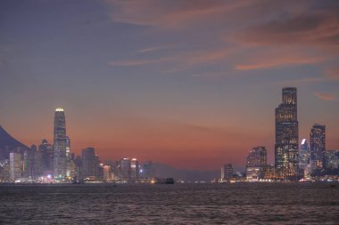 Sakin günbatımı şehir ufkunu çiziyor siluetli gökdelenler liman boyunca dikilirken