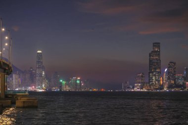 Sakin günbatımı şehir ufkunu çiziyor siluetli gökdelenler liman boyunca dikilirken