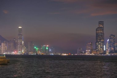 Sakin günbatımı şehir ufkunu çiziyor siluetli gökdelenler liman boyunca dikilirken