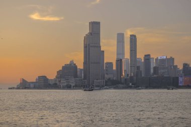 Ufuk çizgisi ve kültürel simgeleri görünen manzaralı bir liman.