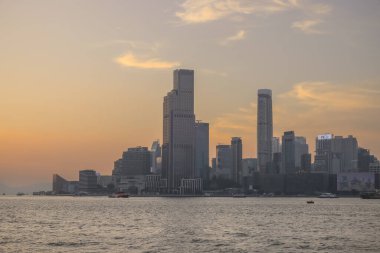 Ufuk çizgisi ve kültürel simgeleri görünen manzaralı bir liman.