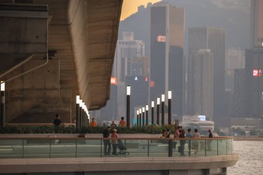 Limana yakın özellikleri olan otoban altında sahne gezintisi