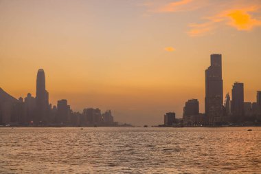 Sakin günbatımı şehir ufkunu çiziyor siluetli gökdelenler liman boyunca dikilirken