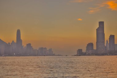 Sakin günbatımı şehir ufkunu çiziyor siluetli gökdelenler liman boyunca dikilirken