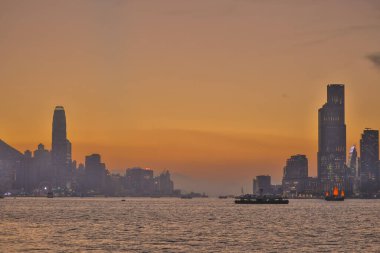Sakin günbatımı şehir ufkunu çiziyor siluetli gökdelenler liman boyunca dikilirken