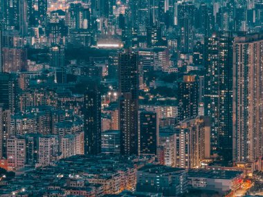 Canlı Kowloon şehri gece gökyüzünün altında aydınlandı