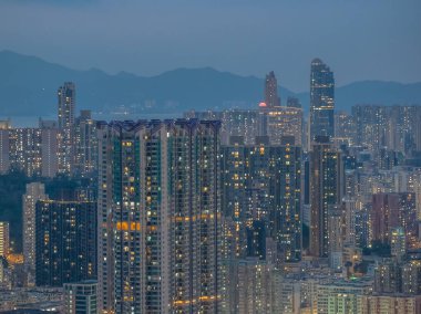 Canlı Kowloon şehri gece gökyüzünün altında aydınlandı